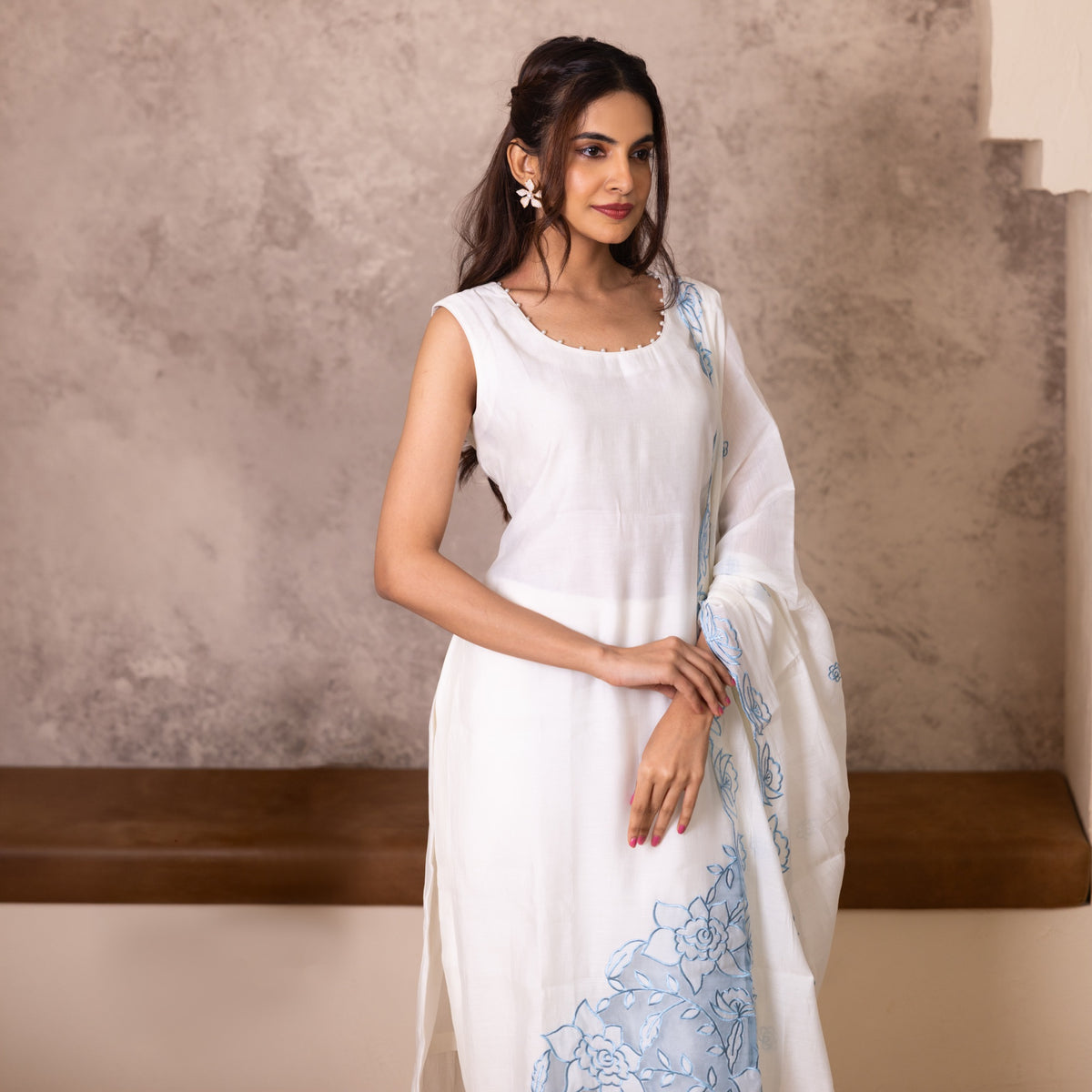 white muslin sleeveless salwar set